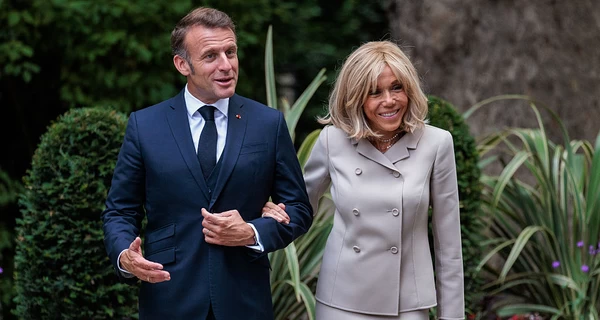 Во Франции предстали перед судом 10 человек, назвавших жену Макрона 