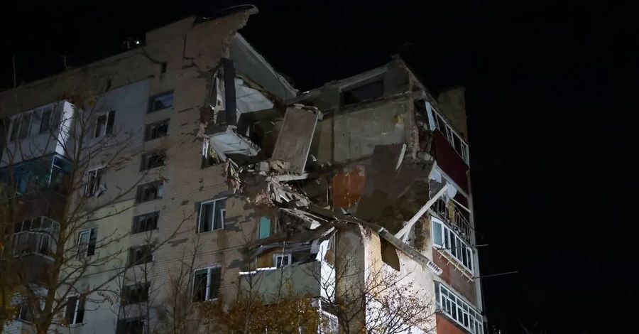 Взрыв в Хмельницком: под завалами может быть женщина, версия с газом - не окончательная