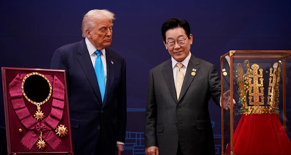 Президент Кореи подарил Трампу золотую корону и наградил орденом