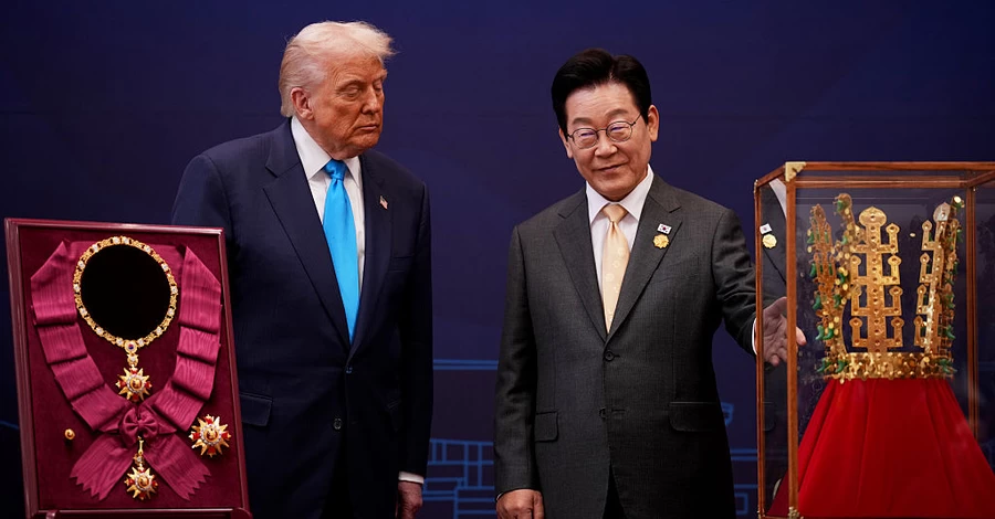 Президент Кореї подарував Трампу золоту корону та нагородив орденом