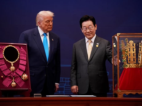 Президент Кореи подарил Трампу золотую корону и наградил орденом