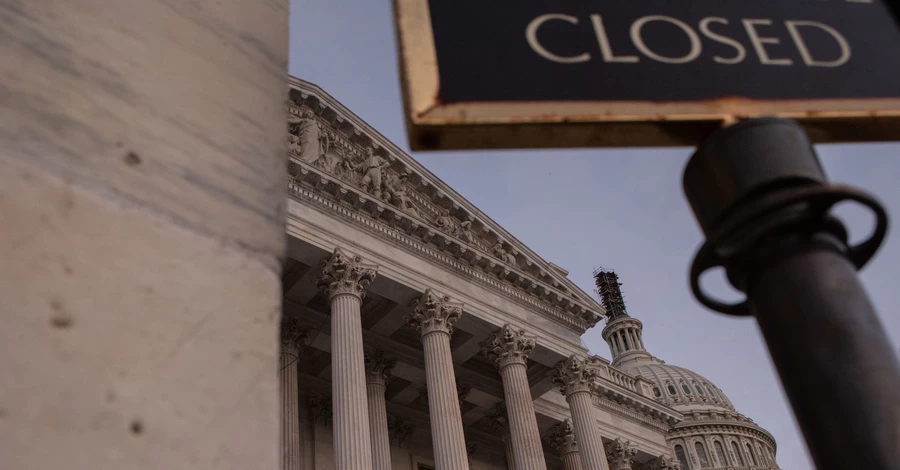 Шатдаун в США: бедные могут остаться без талонов на еду, авиадиспетчеры уходят в курьеры