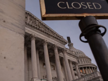 Шатдаун в США: бедные могут остаться без талонов на еду, авиадиспетчеры уходят в курьеры