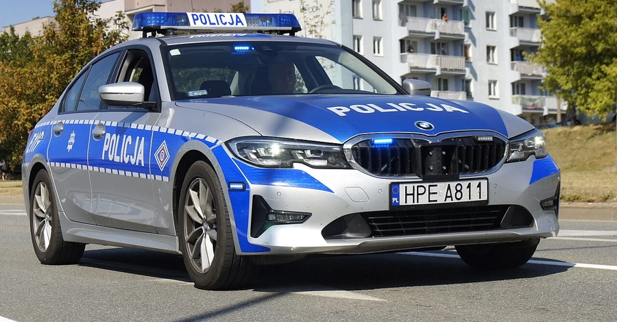 У Польщі затримали двох чоловіків, які зірвали національний прапор із консульства України 