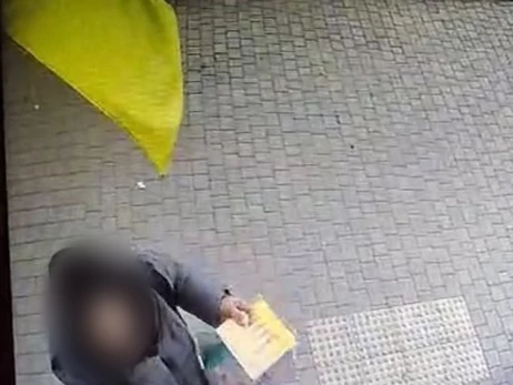 В Одесі вручили підозру жінці, яка викинула у смітник український прапор