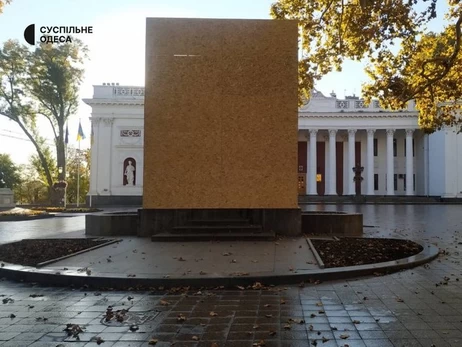 В Одесі пам’ятник Пушкіну закрили фанерою замість того, щоб демонтувати