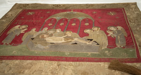 В Киеве показали отреставрированную плащаницу XVIII века из Мариуполя