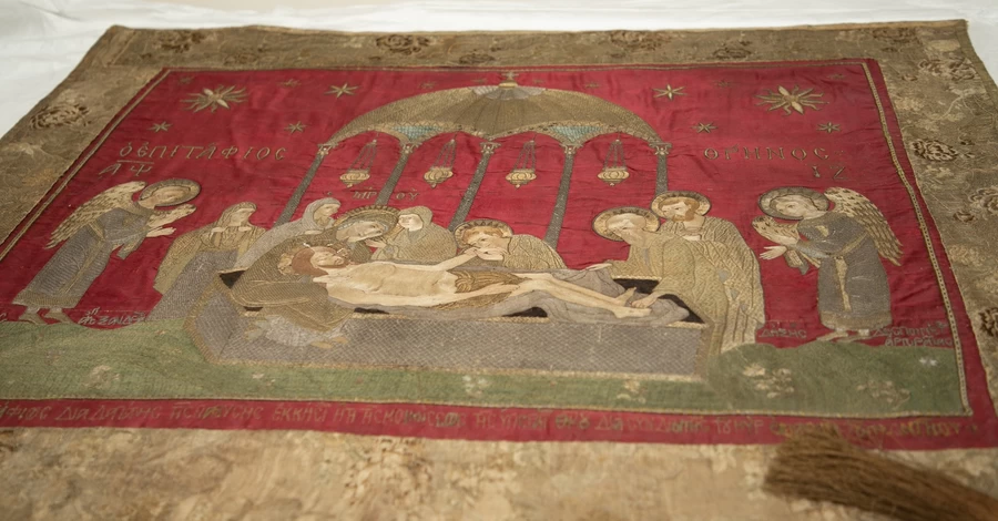 В Киеве показали отреставрированную плащаницу XVIII века из Мариуполя
