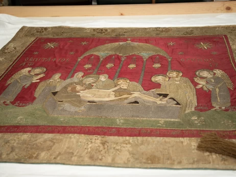 У Києві показали відреставровану плащаницю XVIII століття з Маріуполя