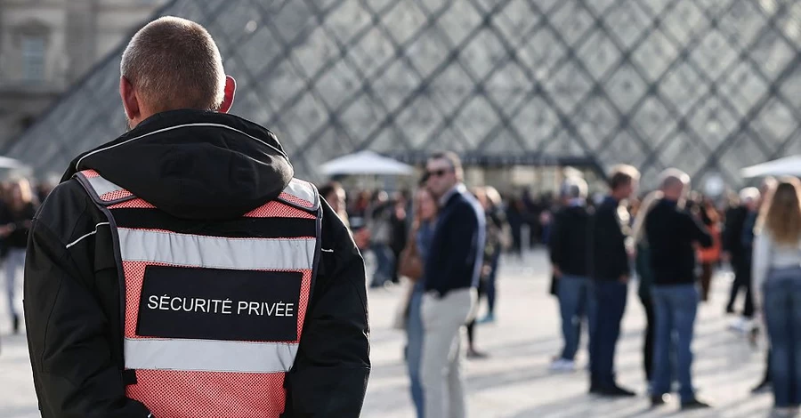 Следы ДНК, тайны музейной охраны и загадочный эксперт: новые подробности ограбления Лувра