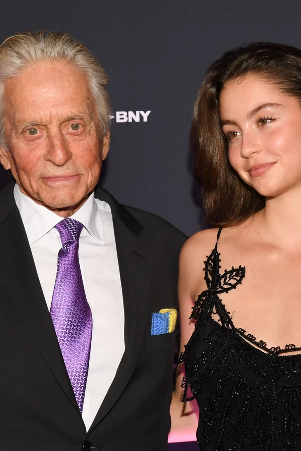 22-річна дочка Дугласа та Зети Джонс у вінтажній сукні мами позувала на публіці разом із батьком