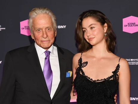 22-річна дочка Дугласа та Зети Джонс у вінтажній сукні мами позувала на публіці разом із батьком