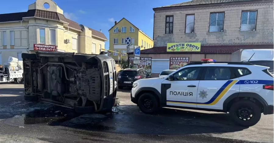 Перекинули бус, застосували кийки і сльозогінний газ - в Одеському ТЦК розповіли про напад на їхніх працівників