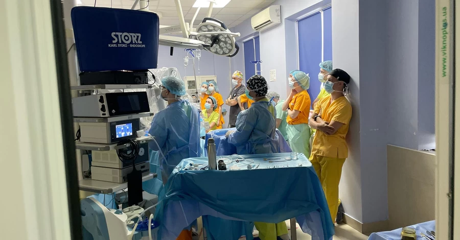 У Львові лікарі за допомогою робота-хірурга врятували 16-річного підлітка з рідкісною пухлиною