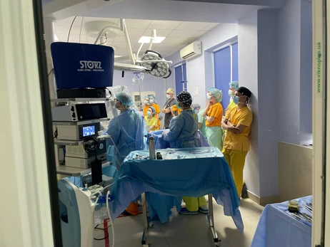 У Львові лікарі за допомогою робота-хірурга врятували 16-річного підлітка з рідкісною пухлиною