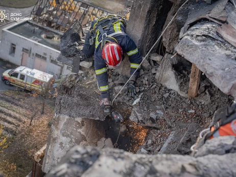 У Сумах завершили рятувальні роботи на місці російського удару по житловому будинку