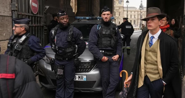 “Детектив” с вирусной фотографии возле ограбленного Лувра оказался школьником