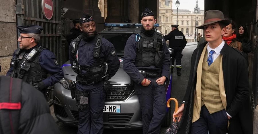 “Детектив” с вирусной фотографии возле ограбленного Лувра оказался школьником