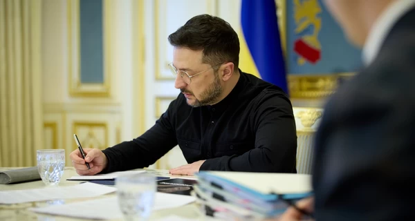 Президент подписал закон о временном бронировании для устройства на предприятия ОПК