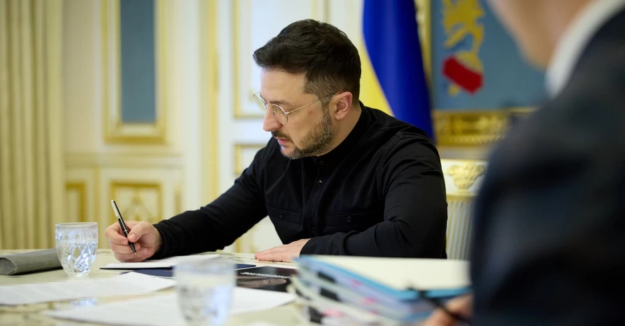 Президент подписал закон о временном бронировании для устройства на предприятия ОПК