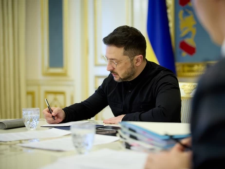 Президент підписав закон про тимчасове бронювання для влаштування на підприємства ОПК