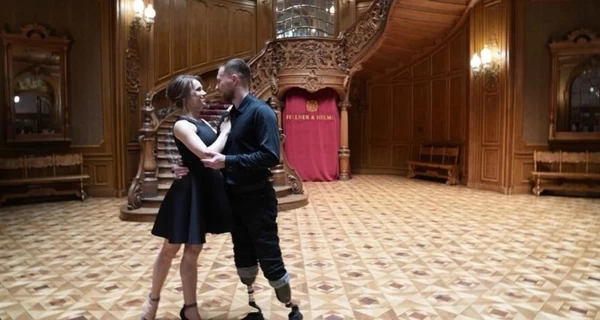 Танцует даже на протезах: потерявший обе ноги ветеран открыл во Львове студию танца