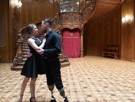 Танцует даже на протезах: потерявший обе ноги ветеран открыл во Львове студию танца