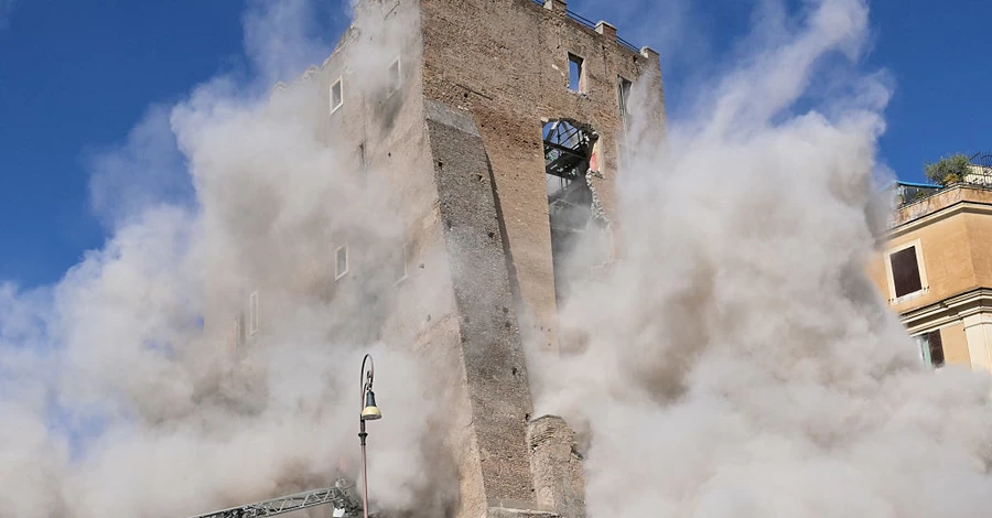 У Римі обрушилася середньовічна вежа поблизу Колізею, є постраждалі