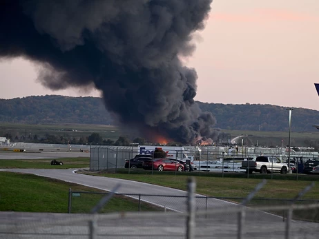 В США недалеко от аэропорта разбился грузовой самолет компании UPS, погибли семь человек