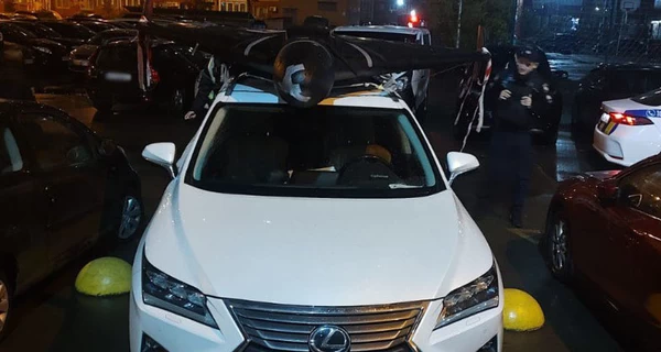 Поліція Києва вилучила «шахед», який ветеран перевозив на даху свого “Лексуса”