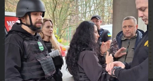 По дороге в Херсон Анджелине Джоли пришлось заехать в ТЦК, чтобы 