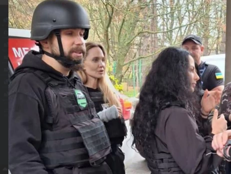 По дороге в Херсон Анджелине Джоли пришлось заехать в ТЦК, чтобы 