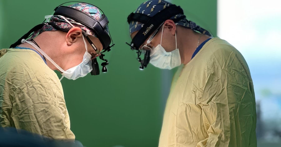 Українські медики разом з іноземними колегами провели надскладну операцію немовляті, яку визнали найкращою у світі