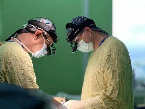 Украинские медики вместе с иностранными коллегами провели сверхсложную операцию младенцу, которую признали лучшей в мире