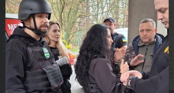 Анджелина Джоли прибыла в Украину пешком – Politico