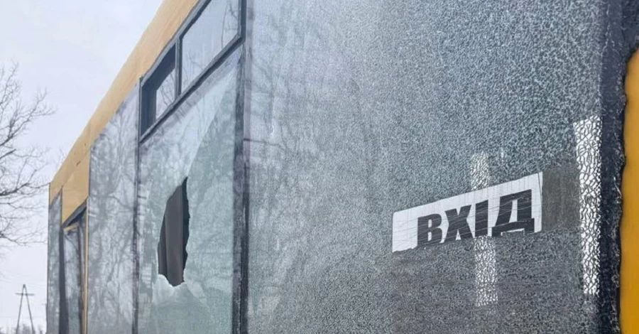 У Краматорську російський FPV-дрон влучив у маршрутку, є поранені