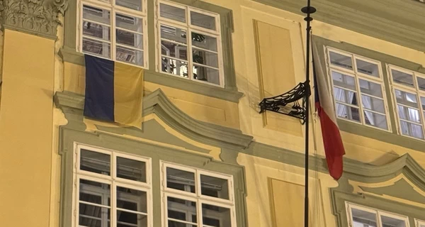 В Чехии депутаты вывесили на здании парламента три флага Украины