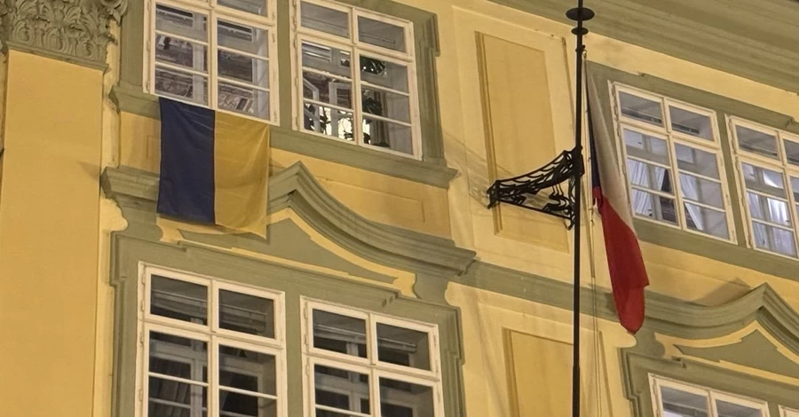 У Чехії депутати вивісили на будівлі парламенту три прапори України
