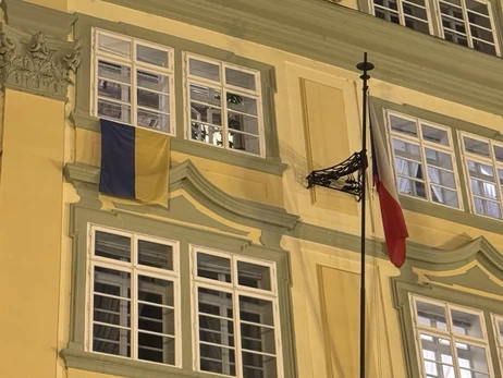 В Чехии депутаты вывесили на здании парламента три флага Украины