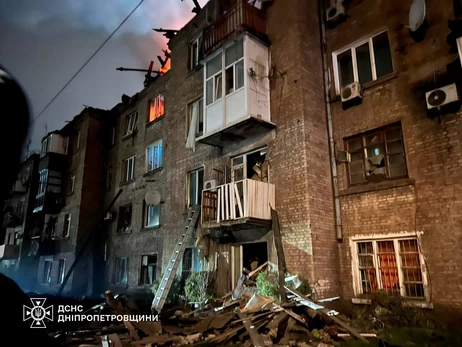 Россияне массированно атаковали Каменское, спасатели достали из-под завалов 5 человек