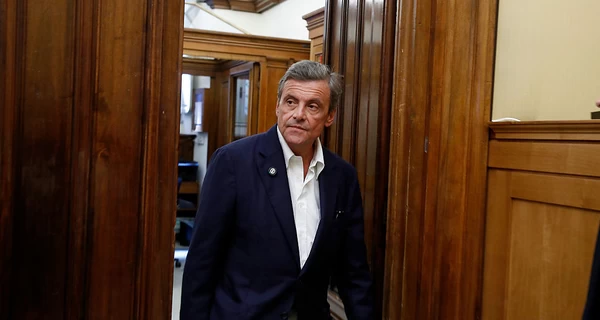 Сенатор Италии Календа набил татуировку на руке с гербом Украины