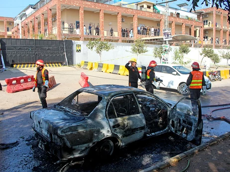 В результате теракта в Пакистане погибли 12 человек - у здания суда взорвался автомобиль