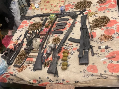 Сімейна сварка вивела на арсенал зброї - під Києвом затримали чоловіка з кулеметом та автоматами