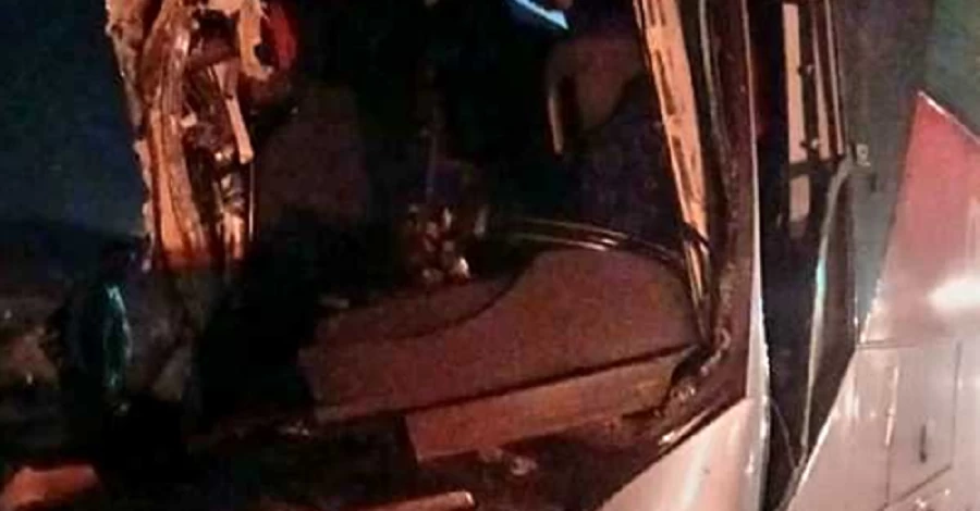 В Єгипті туристичний автобус зіткнувся з вантажівкою, є загиблі та багато травмованих