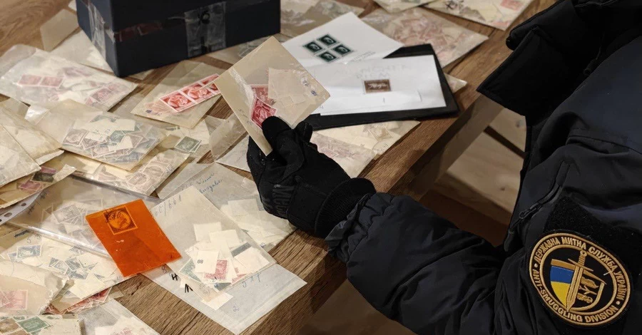 До України намагалися ввезти понад 14 тисяч марок із нацистською символікою