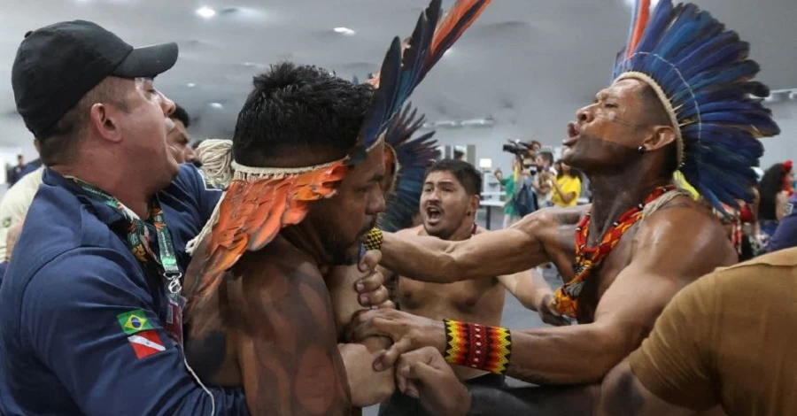 На кліматичному форумі у Бразилії сталися сутички між протестувальниками та охоронцями