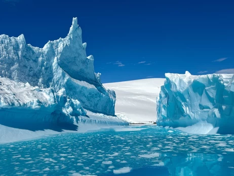 Украинские полярники показали невероятное видео с айсбергами