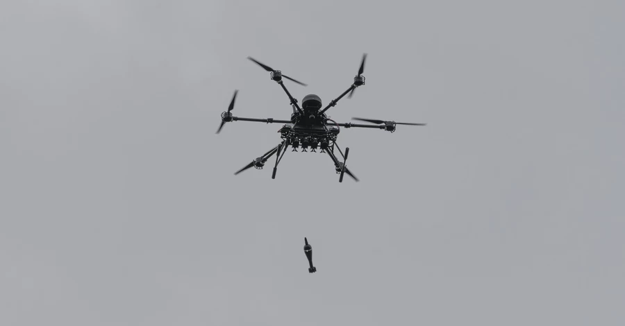 Росіяни вночі атакували Україну 138 дронами та ракетою 