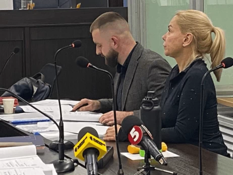 За двух фигуранток 