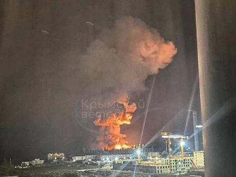 В РФ после удара дронов горит нефтяной терминал в порту Новороссийска